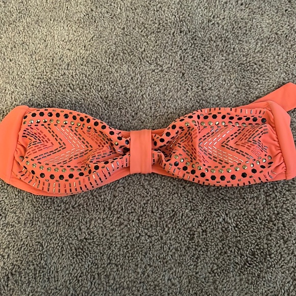 SOLD Bikini top - Picture 1 of 3